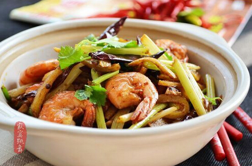 麻辣虾土豆干锅的家常做法