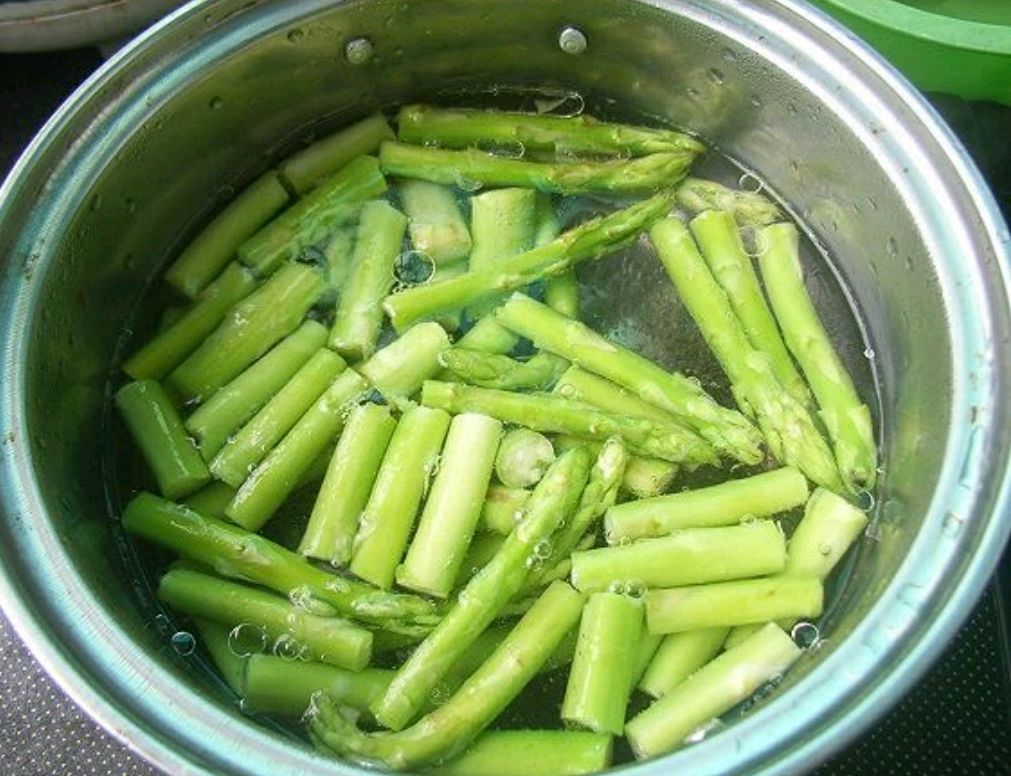 柠檬芝麻拌芦笋的做法步骤3
