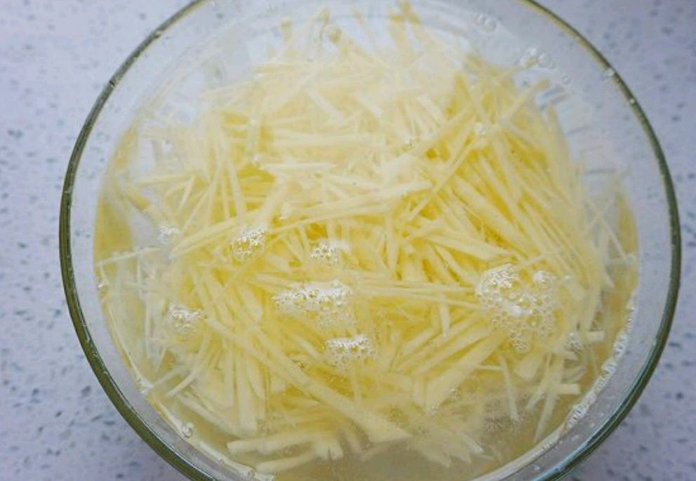 酸辣土豆丝?(清爽家常菜)的做法步骤3