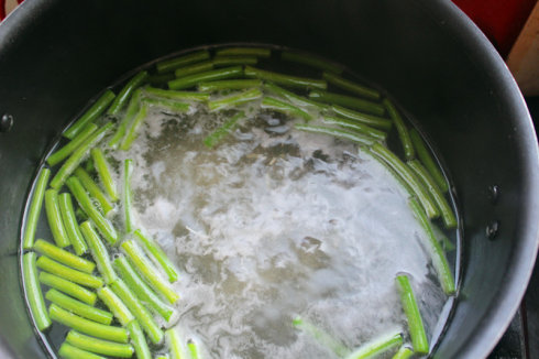 创意美味厨房——蒜苔杂蔬炒腐竹的做法步骤2