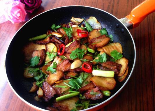 农家一锅香——腊肉干锅土豆片的做法[图]