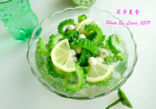 美容又好吃的——冰镇雪碧鲜莲苦瓜的做法(美容养颜美食)
