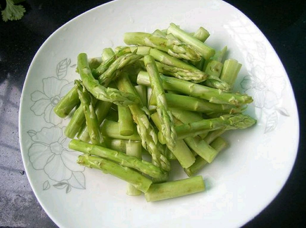柠檬芝麻拌芦笋的做法步骤2