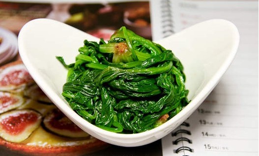 凉拌菠菜,凉拌菠菜的做法(凉拌菠菜好吃)