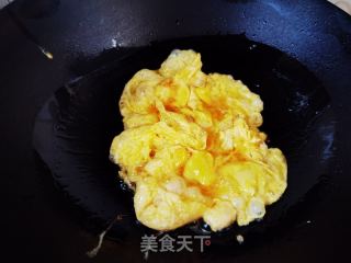 辣白菜炒饭配上菠菜皮蛋粉丝汤，一顿简单好吃的午餐就解决