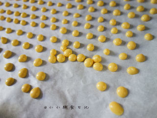 8个月以上辅食蛋黄溶豆,烤熟的溶豆是不粘油纸的 很容易拿下来