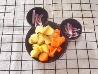 宝宝辅食10M➕:胡萝卜土豆浓汤,土豆、胡萝卜切块,洋葱和火腿切丝