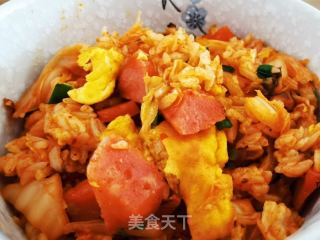 辣白菜炒饭配上菠菜皮蛋粉丝汤，一顿简单好吃的午餐就解决