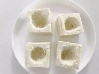 宝宝辅食：豆腐箱（肉末酿豆腐）,用小勺子把豆腐块中心挖掉。》一定要小心哈，不要挖到底。