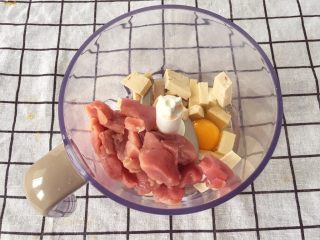 宝宝辅食10M➕:豆腐蔬菜条,里脊肉、老豆腐和鸡蛋放入料理杯中,搅打成豆腐肉泥