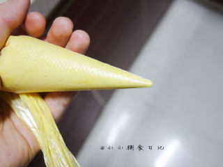 8个月以上辅食蛋黄溶豆,装入裱花袋,前面剪一个很小的口