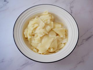 饺子皮油泼面,再捞出面条过凉水再捞出放入碗中,青菜先放另外的盘中备用