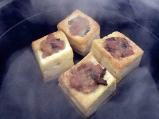 宝宝辅食：豆腐箱（肉末酿豆腐）,然后倒入清水，清水的量差不多淹没2/3的豆腐。》小芽的砂锅太大了，大家做的时候可以多做一点或用小一点的锅。