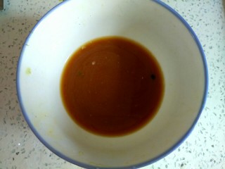 海米腐竹炒黄瓜,小碗中放入一勺生抽,适量淀粉,适量清水,调匀