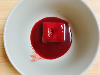 腐乳菜花,取一只碗,放入一块玫瑰腐乳和汁。