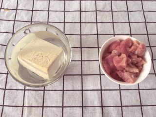 宝宝辅食10M➕:豆腐蔬菜条,将老豆腐用开水烫一下,可以减少豆腥味;里脊肉切小块备用