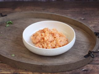 荠菜鸡肉馄饨,在肉馅里放一个鸡蛋、少许的胡椒粉、1小勺的料酒,1小勺的生抽、少许的盐、适量的水(高汤)朝一个方向搅拌均匀,将汤汁都打进肉馅中,肉馅有粘性即可。