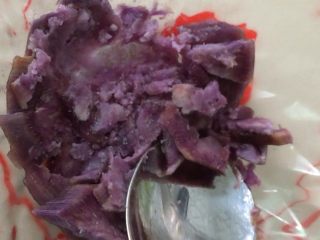 紫薯小馒头,用勺子压成泥。