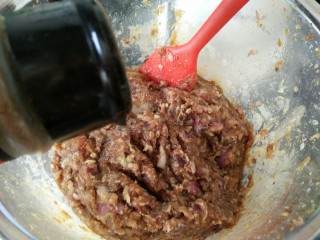 #辅食计划#香软流汁~牛肉蒸包,最后搅好后加入一勺菜籽油,加入花椒粉,五香粉,盐