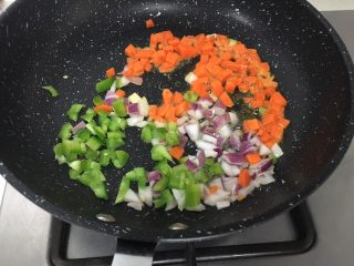 宝宝辅食10M➕:豆腐蔬菜条,锅里刷一层核桃油,先放入洋葱,然后加入胡萝卜和青椒炒至断生