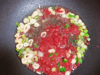 腐乳菜花,将酱料放入锅中,继续翻炒。