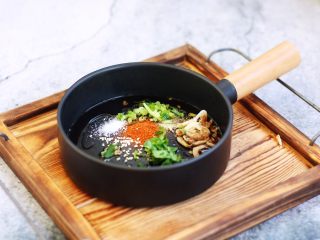 荠菜鸡肉馄饨,把香菜、小虾皮、冬菜放在汤碗里,再倒入1小勺的香油、1小勺的辣椒粉、放入少许的白胡椒粉、辣椒粉、盐。
