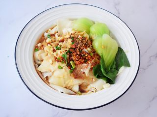 饺子皮油泼面,摆上青菜,拌匀即可食用