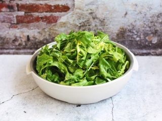 荠菜鸡肉馄饨,将荠菜清洗干净。荠菜虽然是野菜,但是它的功效一点也不低,不仅可以帮助消化,润肠通便,还可以明目,防癌抗癌等等,具有很高的功效。我们在吃荠菜的时候要注意体质虚寒的人还有腹泻的人不要吃荠菜。孕妇禁食。