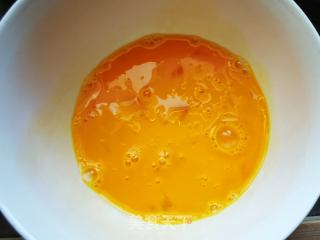 辣白菜炒饭配上菠菜皮蛋粉丝汤，一顿简单好吃的午餐就解决