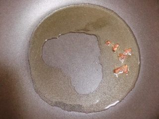 腐乳菜花,锅中放入花椒,煸香花椒。
