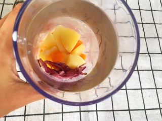 宝宝辅食10M➕:胡萝卜土豆浓汤,将洋葱、土豆和胡萝卜放入料理杯中