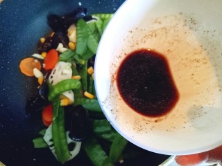 #时令蔬菜#荷塘月色小炒,将调料汁倒入锅中,大火快速翻炒。