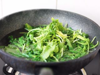 荠菜鸡肉馄饨,荠菜放在锅里焯水,焯水时间不宜过长,烫一下即可,焯水后要过凉水,然后挤干水分备用。荠菜不宜久烧久煮,时间过长会破坏其营养成分,也会使颜色变黄。荠菜含草酸较多,草酸影响钙质吸收,焯水是为了去草酸又不破坏其维生素及活性物质,从而最大限度保留营养。