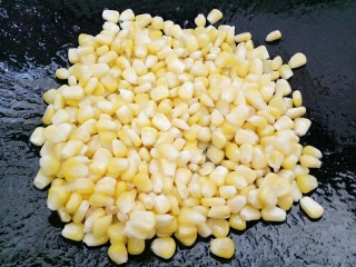 海苔时蔬三宝,锅里放点油,油热后放入玉米