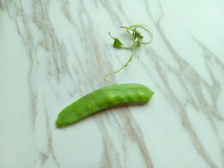 #时令蔬菜#荷塘月色小炒,首先将荷兰豆去根,去尖,把荷兰豆的两边的筋拉掉,这样荷兰豆口感才更加嫩脆。