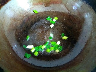 海米腐竹炒黄瓜,锅中放入适量植物油,爆香葱花