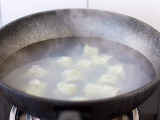 荠菜鸡肉馄饨,锅里放适量的水,把水煮开。放入小云吞,用小勺轻轻推动小云吞的底部,避免粘锅。当水开了后,倒入少许的凉水,盖上锅盖,这样反复二次,小云吞漂起来就熟了。