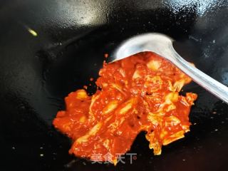 辣白菜炒饭配上菠菜皮蛋粉丝汤，一顿简单好吃的午餐就解决
