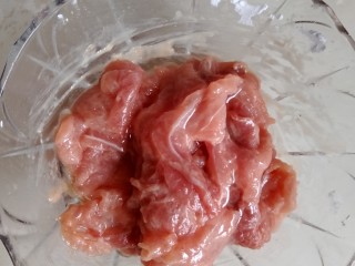 翡翠蛋花肉,将瘦肉放入碗中,加入少许盐,鸡精,白胡椒粉。半个鸡蛋。抓浆。最后放入适量山芋淀粉。抓下。就好了。放在一边让它冷静冷静十分钟。