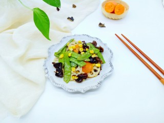 #时令蔬菜#荷塘月色小炒,装入盘中,可以享用。