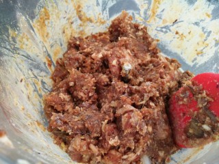 #辅食计划#香软流汁~牛肉蒸包,这牛肉馅趁醒面的时间做的(只要将牛肉切成小块,加生抽和老抽放绞肉机里搅碎就可以了)