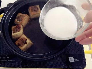 宝宝辅食：豆腐箱（肉末酿豆腐）,大火烧开，然后转中小火加盖炖10分钟左右，此时汤汁差不多还剩下一半，然后加入淀粉水勾芡。》提前准备好淀粉水，10g淀粉加差不多50-60g