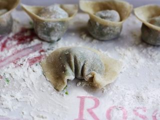 荠菜鸡肉馄饨,如图,把两个角弯过来,然后捏在一起。