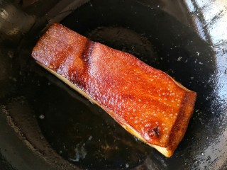 梅菜扣肉,煎至猪皮表面上色,起小泡泡后捞出。