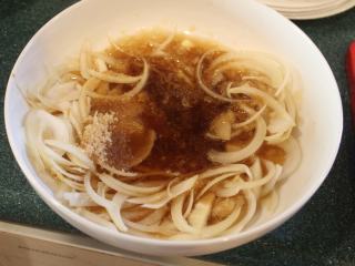 韩式烧肉,将酱油、糖、酒、香油、盐、胡椒加入。