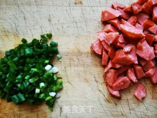 辣白菜炒饭配上菠菜皮蛋粉丝汤，一顿简单好吃的午餐就解决