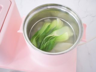 饺子皮油泼面,锅中烧开水,放入饺子皮和青菜煮熟