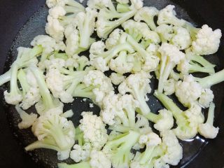 腐乳菜花,锅中烧开水,放入花菜焯一下。