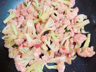 腐乳菜花,花菜烧1分钟,入味后即可出锅。