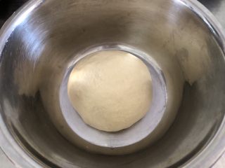 椰蓉餐包,揉成光滑面团取出，表面覆盖保鲜膜静置发酵